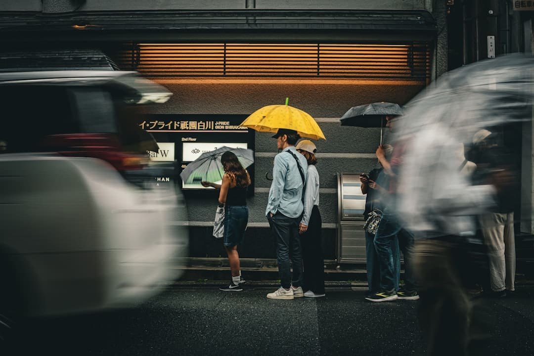 范丞丞经纪人发文硬刚私生：4台车辆从机场跟车